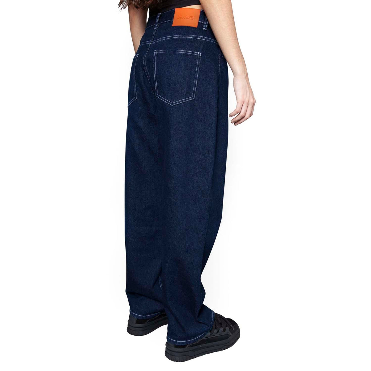 Super loose, Dark blue denim with white stitches - The Forumist